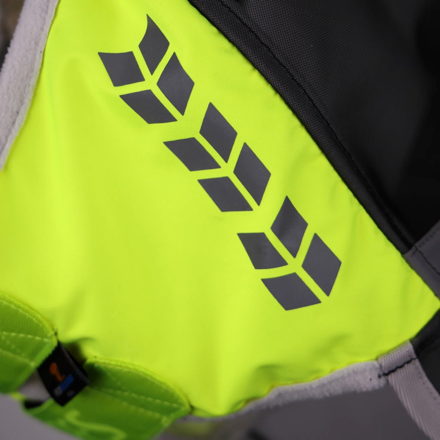 Shires FlyGuard Pro Hi-Viz smalka sieta mušu maska ar ausu daļu